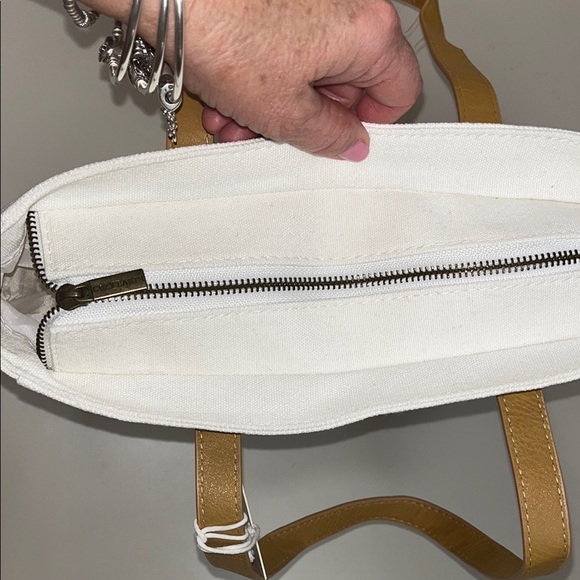 Cozy Earth white and Tan Tote Bag NWT / lined inside, large outer pocket OS - Picture 11 of 11
